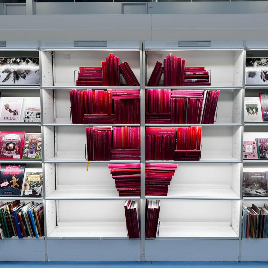 Julehjerte af bøger på Gentofte Hovedbibliotek