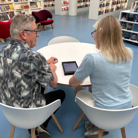 To mennesker om et bord på Gentofte Hovedbibliotek