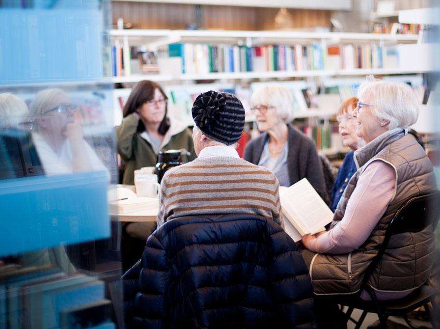 Kvinder rundt om et bord på biblioteket